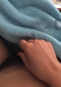 极品反差婊极品媚黑婊在商场试衣间伺候她的黑爹吃大黑吊被黑鬼狂艹婊子中的婊子